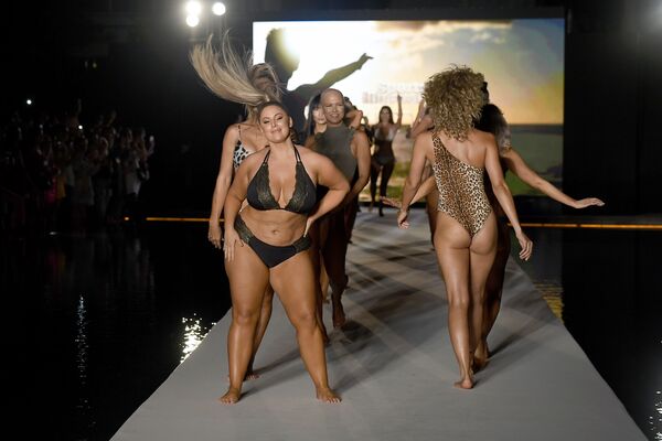 Модели во время презентации коллекции 2019 Sports Illustrated Swimsuit  на Неделе пляжной моды в Майами  - Sputnik Узбекистан