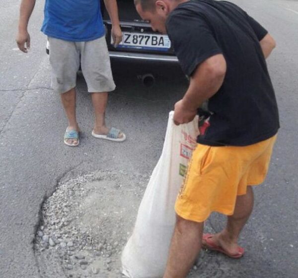 В Самарканде ребята сами решили ремонтировать дороги - фото - Sputnik Узбекистан