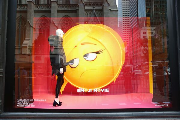 Реклама Эмодзи фильм в витрине магазина в Нью-Йорке - Sputnik Узбекистан