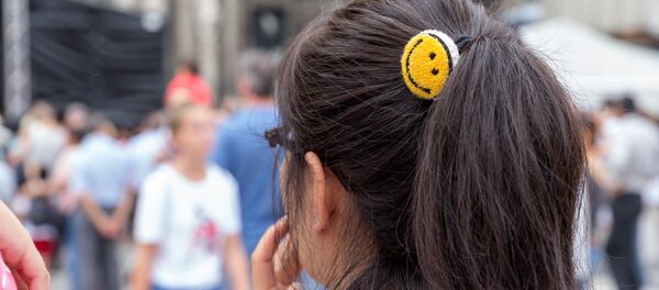 Rezinka v vide emodzi v volosax devushki v Kelne Rezinka v vide emodzi v volosax devushki v Kelne - Sputnik O‘zbekiston
