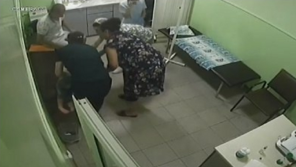 Врач вернул ребенка к жизни на глазах у испуганных родителей - видео - Sputnik Ўзбекистон
