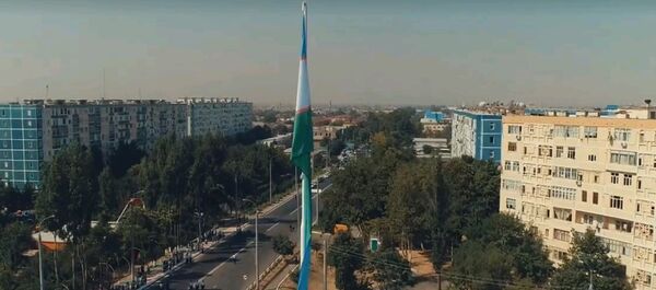 В Ташкенте установили 35-метровый флаг Узбекистана- видео - Sputnik Ўзбекистон