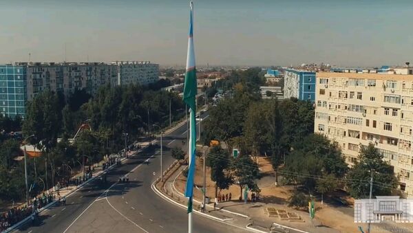 В Ташкенте установили 35-метровый флаг Узбекистана- видео - Sputnik Ўзбекистон
