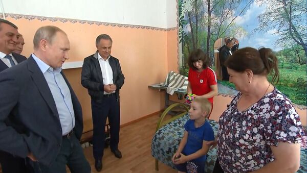 Путин поговорил с пострадавшим от наводнения мальчиком - видео - Sputnik Узбекистан