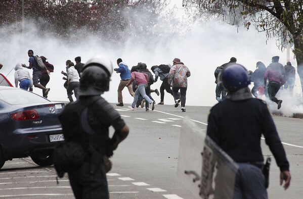 Полиция применяет слезоточивый газ против студентов-демонстрантов в Питермарицбурге, ЮАР. - Sputnik Узбекистан