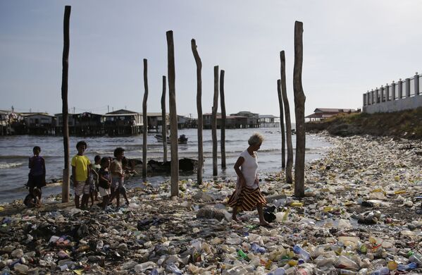 Замусоренный пляж в Порт-Морсби, столице Папуа — Новой Гвинеи. - Sputnik Узбекистан