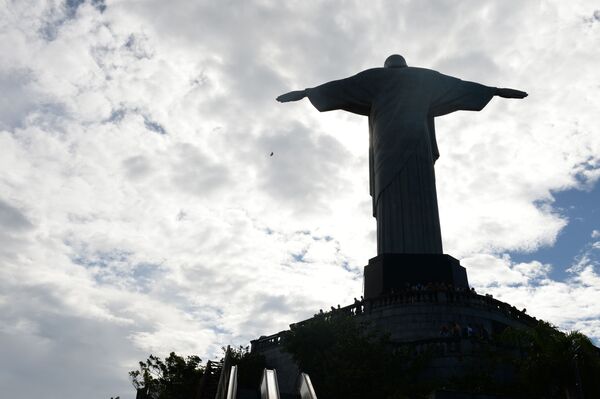 Статуя Христа-Искупителя на горе Корковаду в Рио-де-Жанейро, Бразилия. - Sputnik Узбекистан