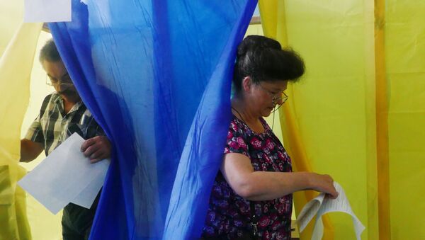 Избиратели голосуют на участке в Черкассах на досрочных выборах в Верховную раду Украины.  - Sputnik Узбекистан