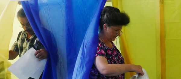 Избиратели голосуют на участке в Черкассах на досрочных выборах в Верховную раду Украины.  - Sputnik Узбекистан