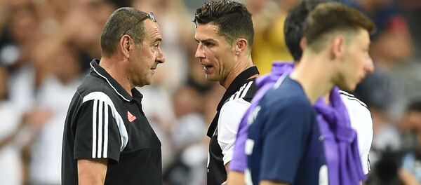 Главный тренер Ювентуса Маурицио Сарри (слева) разговаривает с Криштиану Роналду Главный тренер Ювентуса Маурицио Сарри (слева) разговаривает с Криштиану Роналду - Sputnik Ўзбекистон
