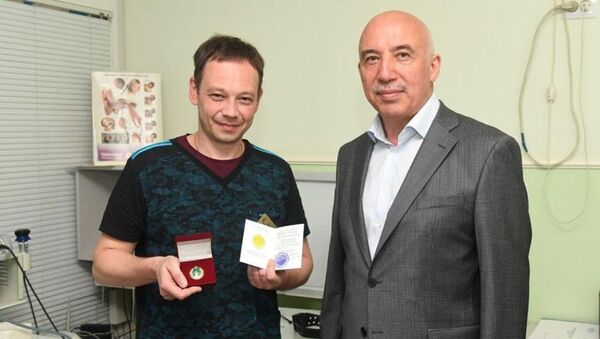 Министр здравоохранения наградил Сергея Тобиаса - Sputnik Ўзбекистон