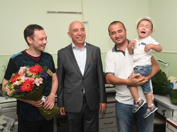 Спасший ребенка ташкентский врач получил награду - Sputnik Узбекистан