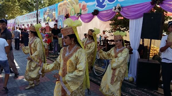 Тонны сладкого лакомства: в Бухаре прошел ежегодный праздник дыни - Sputnik Узбекистан