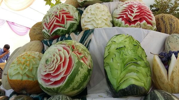 Тонны сладкого лакомства: в Бухаре прошел ежегодный праздник дыни - Sputnik Узбекистан