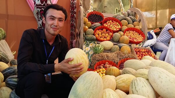 Тонны сладкого лакомства: в Бухаре прошел ежегодный праздник дыни - Sputnik Узбекистан