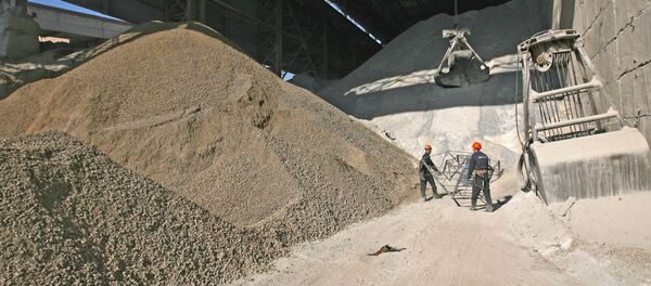 Производство цемента на заводе Производство цемента на заводе - Sputnik Ўзбекистон