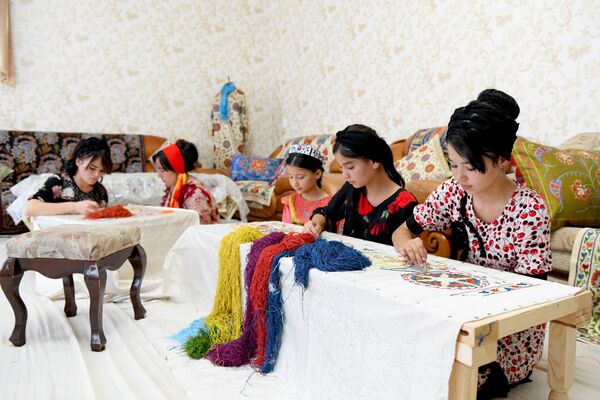 Девушки вышивают - Sputnik Узбекистан
