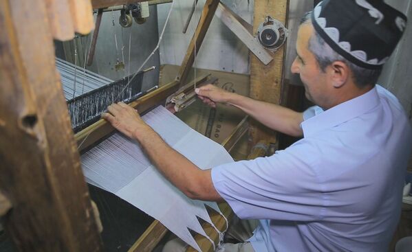 Создание ткани на ткацком станке из шелковых нитей - Sputnik Узбекистан