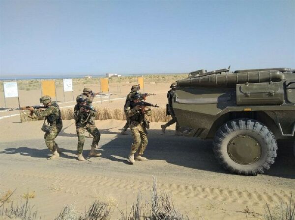На полигонах Узбекистана прошли тактические действия с боевой стрельбой На полигонах Узбекистана прошли тактические действия с боевой стрельбой - Sputnik Узбекистан