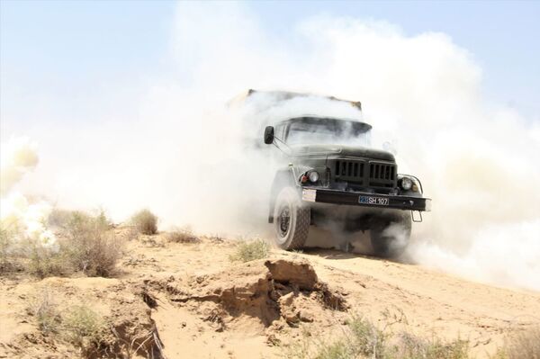 На полигонах Узбекистана прошли тактические действия с боевой стрельбой На полигонах Узбекистана прошли тактические действия с боевой стрельбой - Sputnik Узбекистан