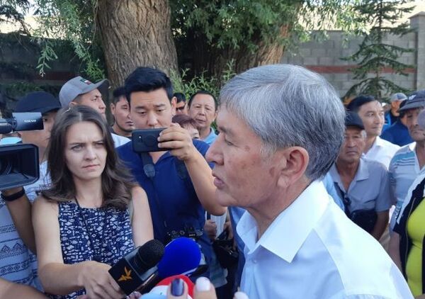 Лишенный неприкосновенности Атамбаев собирается улететь в Россию - Sputnik Узбекистан