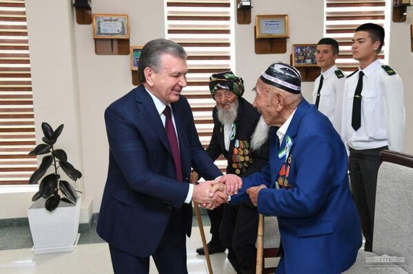 Президент посетил школу Темурбеклар мактаби в Фергане - Sputnik Узбекистан