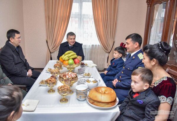 Shavkat Mirziyoyev posetil sovremenniy jiloy kompleks na massive Korasuv goroda Samarkanda - Sputnik O‘zbekiston