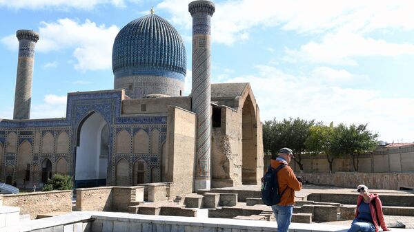 Туристы фотографируются у мавзолея Гур-Эмир и усыпальницы Тамерлана в Самарканде - Sputnik Ўзбекистон