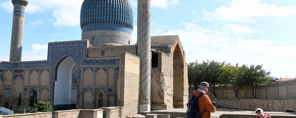 Туристы фотографируются у мавзолея Гур-Эмир и усыпальницы Тамерлана в Самарканде Туристы фотографируются у мавзолея Гур-Эмир и усыпальницы Тамерлана в Самарканде - Sputnik Ўзбекистон