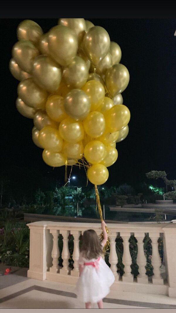 Держись крепче: как внучка поздравила Мирзиёева - фото Держись крепче: как внучка поздравила Мирзиёева - фото - Sputnik Узбекистан