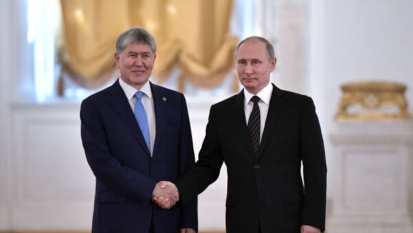 Президент РФ В. Путин провел переговоры с президентом Киргизии А. Атамбаевым - Sputnik Ўзбекистон