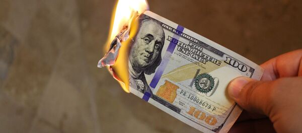 Горящая стодолларовая купура - Sputnik Узбекистан
