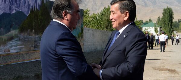 Главы Таджикистан и Кыргызстана Эмомали Рахмон и Сооронбай Жээнбеков встретились на участке таджикско-кыргызской государственной границы Главы Таджикистан и Кыргызстана Эмомали Рахмон и Сооронбай Жээнбеков встретились на участке таджикско-кыргызской государственной границы - Sputnik Ўзбекистон