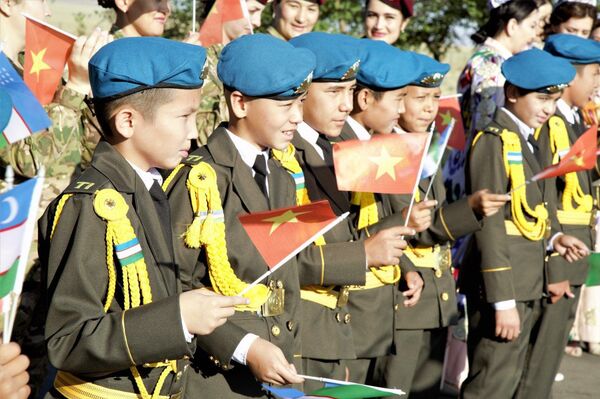 Армейская команда Вьетнама прибыла первой на АрМИ-2019 в Узбекистан Армейская команда Вьетнама прибыла первой на АрМИ-2019 в Узбекистан - Sputnik Узбекистан