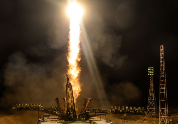 Запуск ракеты-носителя Союз-ФГ с пилотируемым кораблем Союз МС-13 со стартовой площадки космодрома Байконур - Sputnik Узбекистан