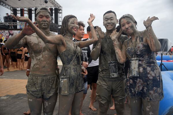 Туристы купаются в бассейне с грязью во время 22-го Фестиваля грязи в Южнокорейском городе Порён - Sputnik Узбекистан