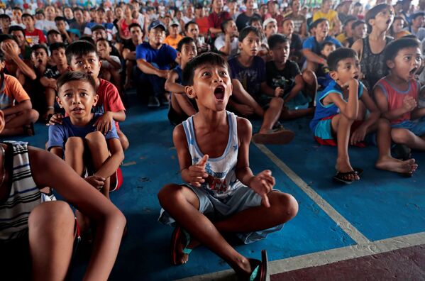 Дети во время публичного просмотра матча  по боксу в Марикине, Филиппины - Sputnik Узбекистан