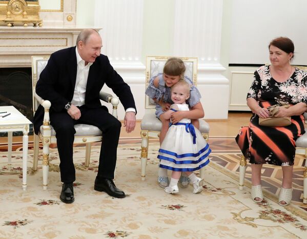 Президент РФ Владимир Путин во время встречи с пострадавшими от наводнения в Иркутской области семьями в Кремле - Sputnik Узбекистан