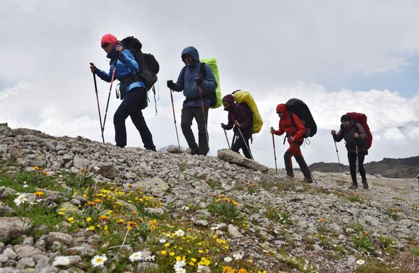 Альпинисты во время восхождения на Эльбрус из ущелья Джилы - Су в Кабардино-Балкарии. - Sputnik Узбекистан