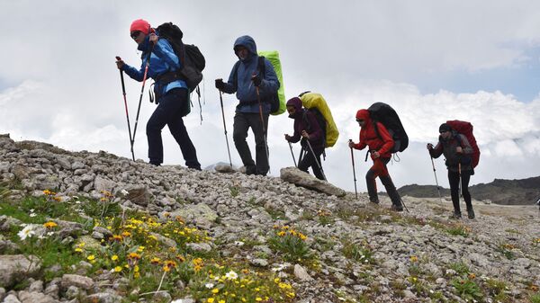 Альпинисты во время восхождения на Эльбрус из ущелья Джилы - Су в Кабардино-Балкарии. - Sputnik Узбекистан