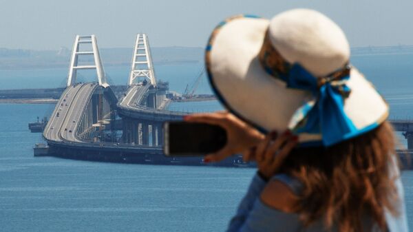 Девушка фотографирует Крымский мост через Керченский пролив - Sputnik Узбекистан