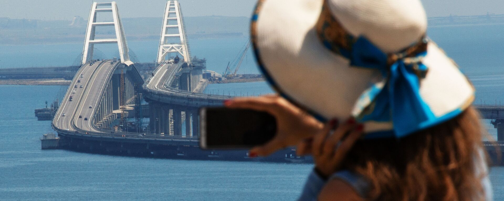 Девушка фотографирует Крымский мост через Керченский пролив - Sputnik Узбекистан, 1920, 30.03.2021