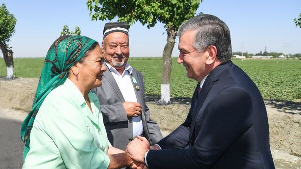 Шавкат Мирзиёев в ходе поездки в Самаркандскую область посетил фермерское хозяйство Pure milk Oqdaryo в Акдарьинском районе - Sputnik Узбекистан