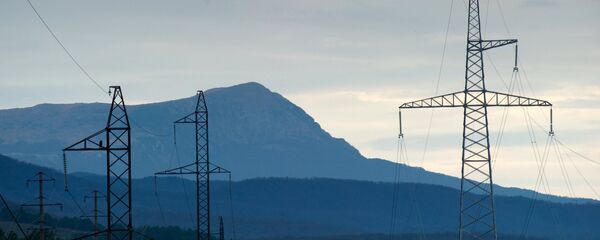 Линии электропередач в окрестностях села Партизанское в Крыму - Sputnik Ўзбекистон