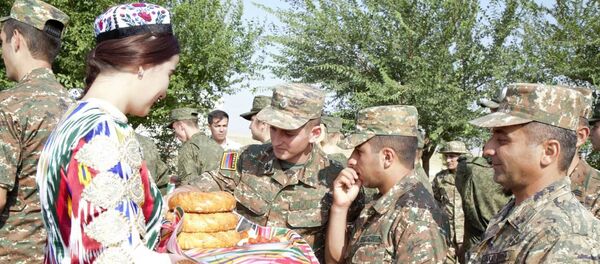 В Узбекистане встретили военных из Армении, прибывших на конкурс АрМИ В Узбекистане встретили военных из Армении, прибывших на конкурс АрМИ - Sputnik Ўзбекистон