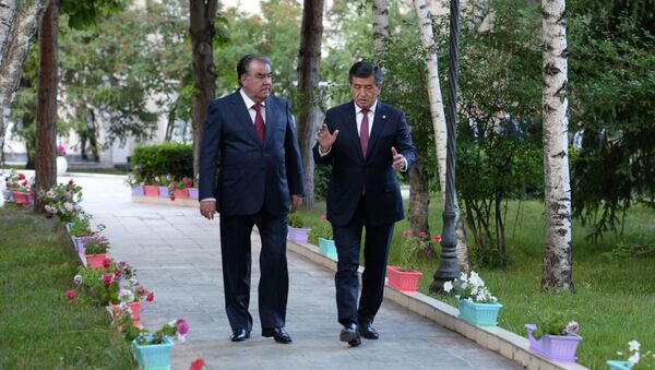 В Чолпон-Ате продолжились переговоры президентов Кыргызстана и Таджикистана Сооронбая Жээнбекова и Эмомали Рахмона - Sputnik Ўзбекистон