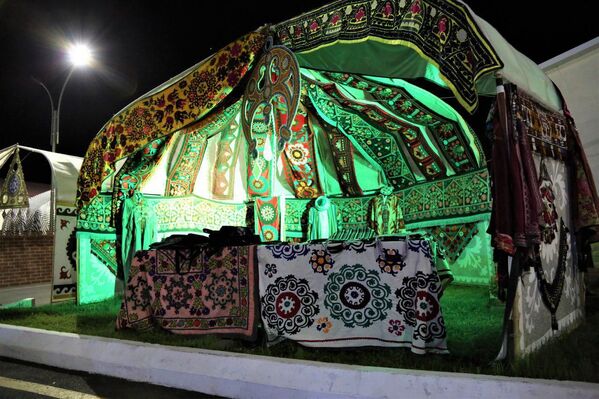 Ночная прогулка по полигону Минобороны Узбекистана Фориш - Sputnik Узбекистан