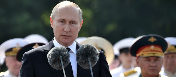  Президент РФ В. Путин принял участие в праздновании Дня ВМФ РФ в Санкт-Петербурге - Sputnik Узбекистан