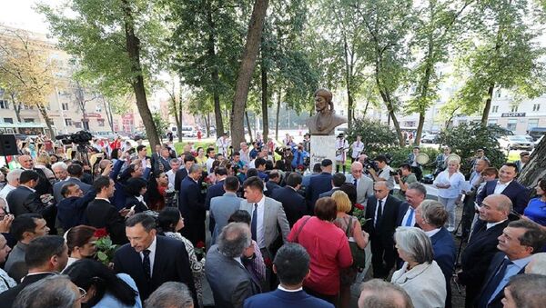 Памятник-бюст узбекскому поэту Алишеру Навои открыли в Минске - Sputnik Узбекистан
