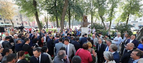 Памятник-бюст узбекскому поэту Алишеру Навои открыли в Минске - Sputnik Узбекистан